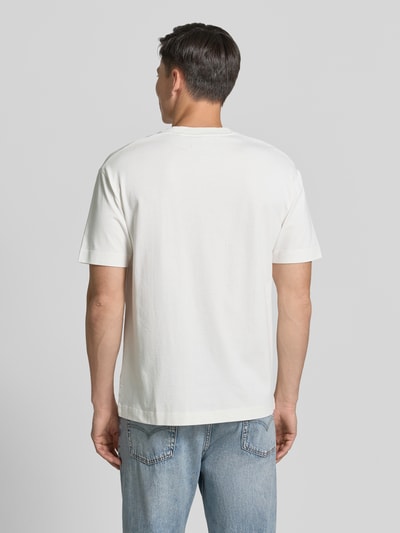Männermodel trägt Relaxed Fit T-Shirt aus reiner Baumwolle von Marc O'Polo, Optik: Unifarben, Materialverarbeitung: Jersey, Ganzkörperansicht Rückansicht.