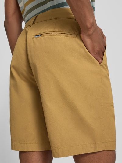 Männermodel trägt Regular Fit Chinoshorts aus puur katoen model 'SHERBURN' van Barbour, heren Chinoshorts, Ganzkörperansicht Rückansicht.