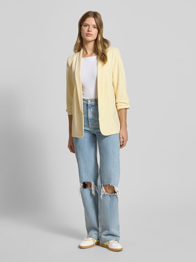 Frauenmodel trägt Regular Fit Longblazer mit Viskose-Anteil Modell 'BOSELLA' von Pieces, Optik: Unifarben, Webstruktur, Ganzkörperansicht von vorne.