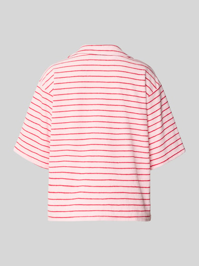 Frauenmodel trägt Loose Fit Hemdbluse aus Baumwoll-Mix Modell 'KAY' von Pieces mit Optik:Allover-Muster, Frottee-Struktur, Ganzkörperansicht Rückansicht.