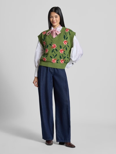 Vrouwenmodel draagt groene loose fit spencer van katoenmix model 'ALAMARO' van Weekend Max Mara met bloemmotief, volledige vooraanzicht.