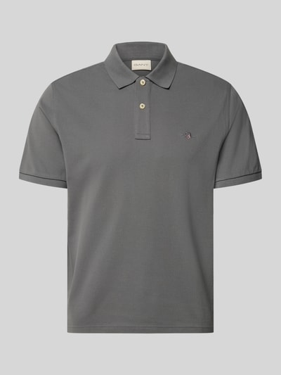 Produktfoto, Regular Fit Poloshirt aus reiner Baumwolle von GANT in einfarbigem Grau mit glatter Textur und kurzen Ärmeln, Herren Poloshirt