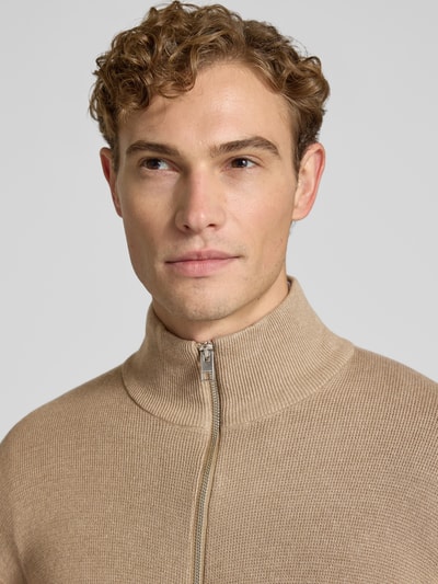 Männermodel trägt Regular Fit Jacke aus reiner Baumwolle Modell 'MILANO' von JACK & JONES in Strick-Optik, Nahaufnahme Oberkörper.