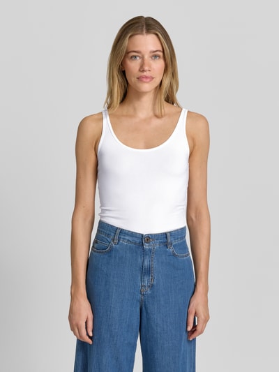 Frauenmodel trägt Slim Fit Top mit Rundhalsausschnitt von Jake*s Casual, weiß, Baumwoll-Mix, Ärmelloses-Design, Rückenlänge 45 cm, Ganzkörperansicht von vorne.