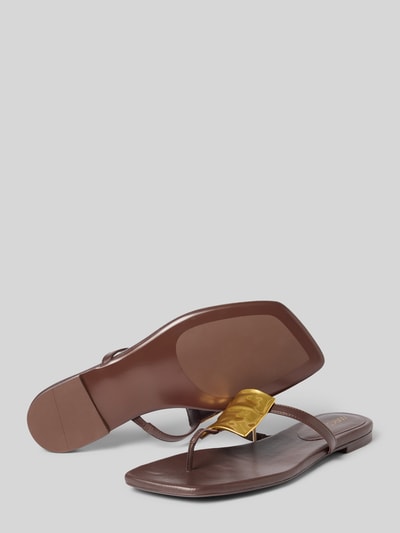 Produktfoto, Zehentrenner aus Leder mit glatter Sohle von Marc Cain Bags & Shoes in Braun mit goldfarbener Applikation, Absatzhöhe 1 cm, Schlupfform