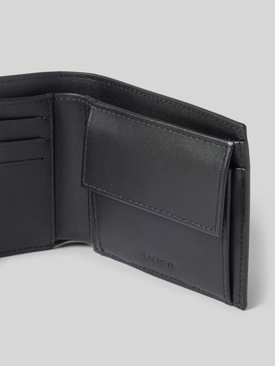 Produktfoto, Portemonnaie aus echtem Rindsleder Modell 'BILLFORD COIN' von Lacoste in schwarzem Glattleder mit Münzfach, Kartenfächern und silberner Logo-Applikation.