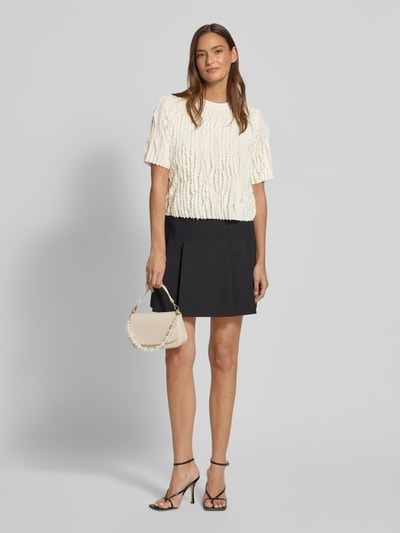 Frauenmodel trägt T-Shirt mit Rüschenbesatz von Jake*s Collection in Creme, Material-Mix mit Stretch-Anteil, gerader Schnitt, Ganzkörperansicht von vorne.