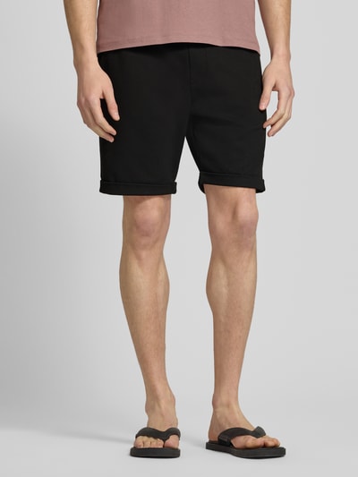Männermodel trägt schwarze Shorts mit elastischem Bund und Gesäßtasche von MCNEAL, Material-Mix mit Viskose-Anteil, Regular-Fit, Nahaufnahme Oberschenkel.