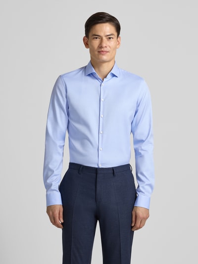 Männermodel trägt Slim Fit Businesshemd mit extra langem Arm von Jake*s, Reine Baumwolle, Kentkragen, Knopfleiste, Ganzkörperansicht von vorne.