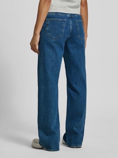 Frauenmodel trägt Wide Leg Jeans aus Baumwoll-Mix Modell 'WIDE BEA-KORI' von Selected Femme in klassischem Blau, Ganzkörperansicht Rückansicht, Damen Wide & Loose Fit Jeans von Selected Femme.