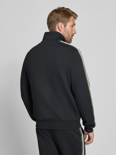 Männermodel trägt Sweatshirt aus Baumwoll-Mix von Paul Smith in Schwarz mit gestreiftem Detail, lockere Passform, Ganzkörperansicht Rückansicht.