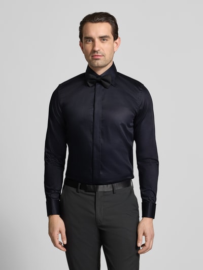 Männermodel trägt Slim Fit Business-Hemd aus Baumwolle mit Kentkragen von Seidensticker, verdeckte Knopfleiste, schwarze Farbe, Ganzkörperansicht von vorne, Rückenlänge 77 cm, Schulterbreite 42 cm, Ärmellänge 66 cm, Größe 40.