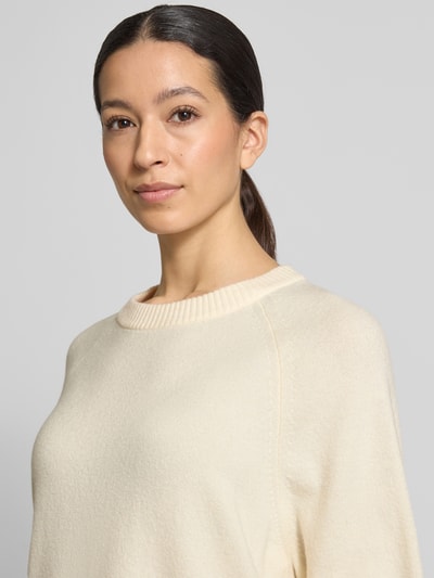 Frauenmodel trägt Strickpullover mit 1/2-Arm von Comma aus Baumwoll-Mix mit Stretch-Anteil, Relaxed-Fit, Rundhalsausschnitt, Nahaufnahme Oberkörper.