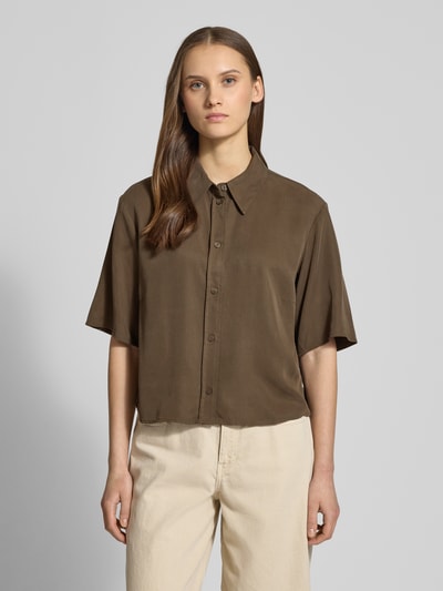 Vrouwenmodel draagt Relaxed Fit Bluse aus reinem Lyocell van Marc O'Polo Denim, effen bruin, korte mouwen, hemdkraag, piqué, voorkant geheel, vooraanzicht