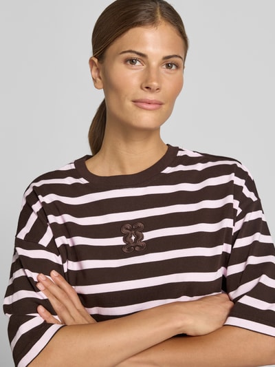 Vrouwenmodel draagt Cropped T-Shirt mit Halbarm van Smith & Soul in bruin met lichtroze strepen van puur katoen, boxy fit, ronde hals, halflange mouwen, overhangende schouders, Nahaufnahme Oberkörper.
