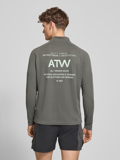 Mannenmodel draagt heren shirt met lange mouwen met opstaande kraag en ritssluiting model 'SORONA' van HALO, regular fit, labelprint, ruglengte bij maat M 70 cm, kleur grijs, textuur glad, productfoto, geheel rugaanzicht.