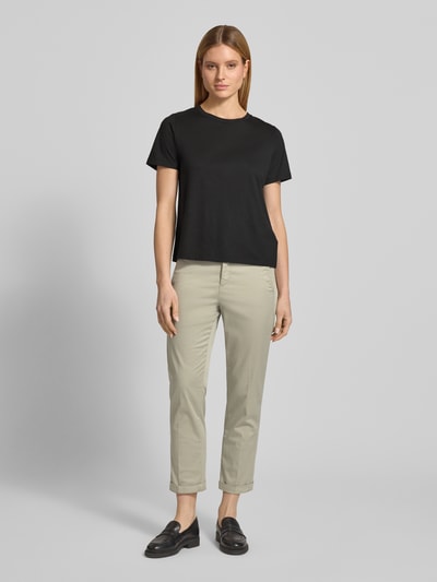 Frauenmodel trägt Chino mit Eingrifftaschen von MAC aus Baumwoll-Elasthan-Mix, Regular-Fit, hellbeige, glatte Textur, Ganzkörperansicht von vorne.
