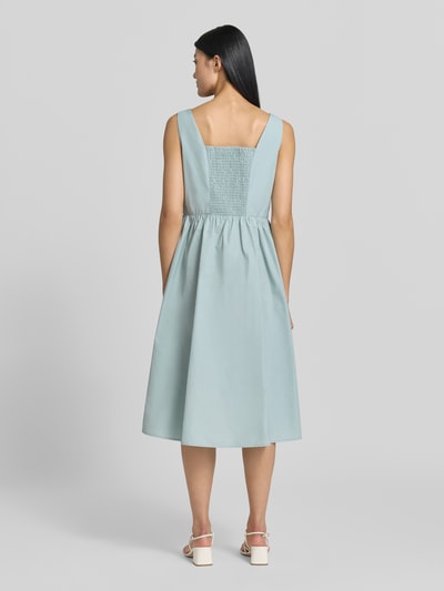 Frauenmodel trägt Midikleid mit rückseitigen Smok-Details von Christian Berg Woman Selection in Hellblau, A-Linie, Baumwoll-Mix, Ganzkörperansicht Rückansicht.