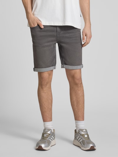 Männermodel trägt Regular Fit Bermudas aus Baumwoll-Mix mit Viskose-Anteil Modell 'PLY' von Only & Sons in grauer Denim-Optik, 5-Pocket-Design, Ganzkörperansicht von vorne.