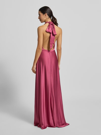 Frauenmodel trägt Regular Fit Abendkleid mit tiefem V-Ausschnitt von Jake*s Cocktail aus Satin in Pink mit Neckholder, taillierte Passform, Ganzkörperansicht Rückansicht.