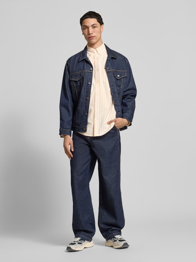Männermodel trägt Regular Fit Freizeithemd aus reiner Baumwolle von Tommy Jeans mit Optik: Allover-Muster, Gestreift, Ganzkörperansicht von vorne.