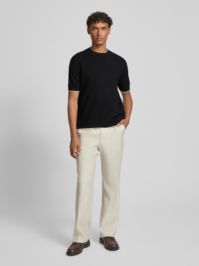 Männermodel trägt Strickshirt mit Strukturmuster und Rundhalsausschnitt von Emporio Armani, Reine Baumwolle, Regular-Fit, Rückenlänge 65 cm, Ganzkörperansicht von vorne.