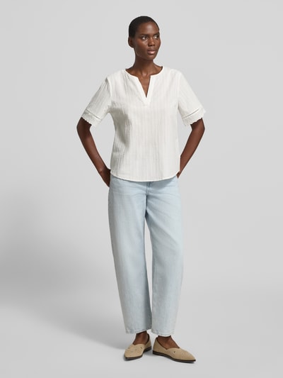 Vrouwenmodel draagt Regular Fit Blouse met V-hals model 'Ane' van FREE/QUENT, witte katoenen stof, broderie, lichte structuur, vooraanzicht, context: dames blouse van FREE/QUENT, 100% katoen, regular fit, model 'Ane', V-hals, broderie, ruglengte maat S 64 cm, mouwlengte maat S 26 cm