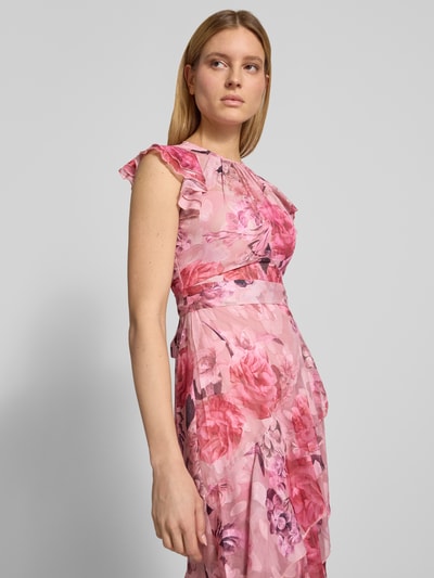 Frauenmodel trägt Regular Fit Abendkleid mit Rüschenbesatz von Lipsy aus Mesh, floraler Allover-Print, taillierte Passform, Nahaufnahme Oberkörper.