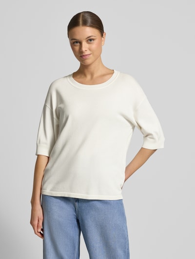 Frauenmodel trägt Regular Fit T-Shirt aus Viskose-Mix Modell 'Morla' von B.Young in Off-White, Rundhalsausschnitt, 7/8-Arm, Ganzkörperansicht von vorne.