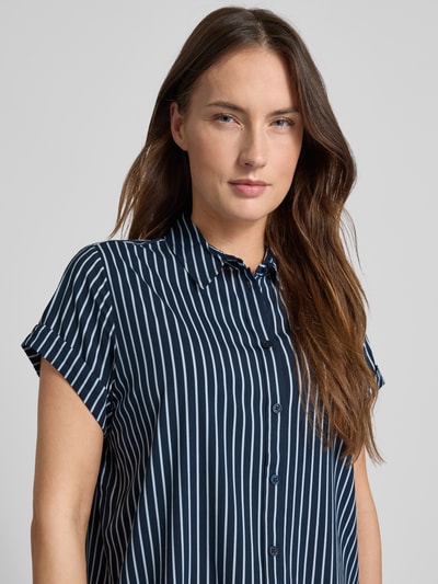 Frauenmodel trägt Regular Fit Hemdbluse aus Viskose-Mix Modell 'Majan' von Samsøe Samsøe in Dunkelblau mit weißen Streifen, Nahaufnahme Oberkörper. Kurzärmeliges Design mit durchgehender Knopfleiste und Hemdblusenkragen.