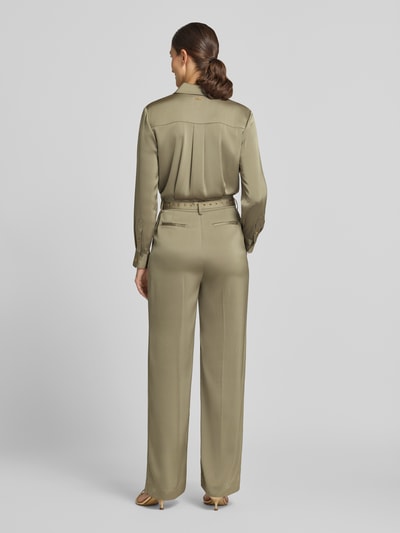 Frauenmodel trägt Jumpsuit mit Taillengürtel von MICHAEL Michael Kors in Oliv, Satin mit Crinkle-Optik, Ganzkörperansicht Rückansicht.