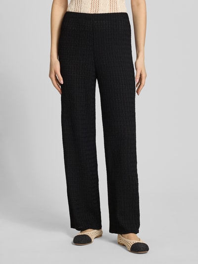 Frauenmodel trägt Straight Leg Hose in Strukturoptik Modell 'ILSE' von Only, Optik: Unifarben, Passform: Straight Leg, Bundhöhe: Mid Waist, Bundabschluss: elastisch, Materialverarbeitung: Crinkle, Ganzkörperansicht von vorne.