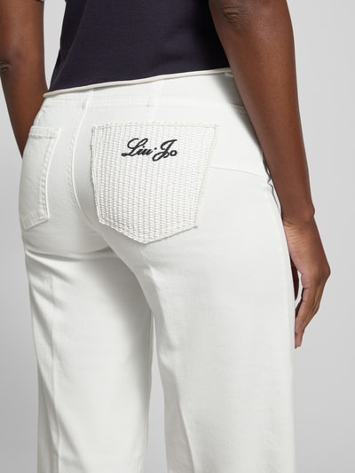 Frauenmodel trägt Wide Fit Jeans im 5-Pocket-Design von Liu Jo White aus Elastischer-Baumwoll-Mix in Weiß, Detailaufnahme Rückansicht.