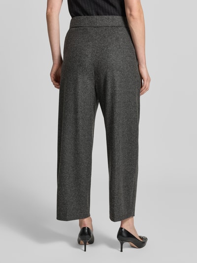 Frauenmodel trägt Wide Leg Weite Hose mit Woll-Anteil Modell 'MAYLA 6/8' von Raffaello Rossi, graue Farbe, Ganzkörperansicht Rückansicht, Damen Weite Hose.