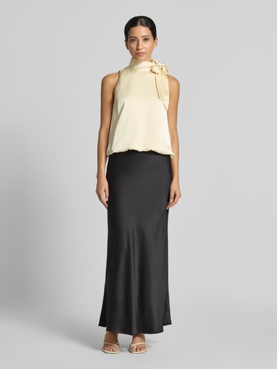 Frauenmodel trägt Ausgestellter Maxi-Rock mit elastischem Bund Modell 'MERLE' von VERO MODA in Schwarz, glatte Textur, Ganzkörperansicht von vorne.