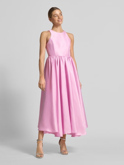 Modelka kobieca nosi różowe satynowe midikleid z okrągłym dekoltem od YAS, model 'ELLINA', krój w kształcie litery A, widok całej sylwetki z przodu; długość pleców w rozmiarze 36: 124 cm, szerokość w rozmiarze 36: 42 cm.