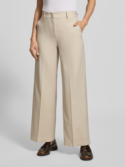 Frauenmodel trägt Wide Leg Bundfaltenhose aus reiner Schurwolle Modell 'CORONE' von Weekend Max Mara, beige, High Waist, Webware, Nahaufnahme Unterkörper.