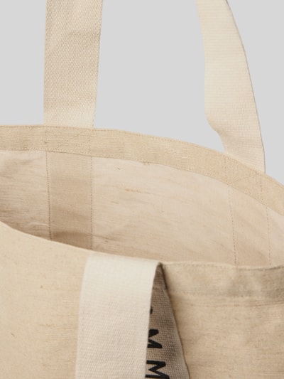 Produktfoto, Tote Bag mit Label-Prints von Comma aus Jute-Baumwoll-Mix in Beige mit offenen Nähten und Tragegriffen, Detailaufnahme, Maße und Kontext: Damen Tote Bag von Comma, Jute-Baumwoll-Mix, offene Vorderseite, Tragegriffe, Label-Prints, 51 cm Breite, 37 cm Länge, 14 cm Tiefe, 63 cm Länge Schulterriemen.