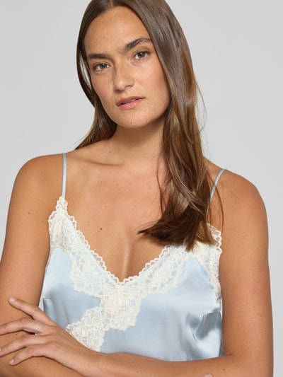 Vrouwenmodel draagt Blusentop aus Viskose mit Spitzenbesatz van Jake*s Casual in lichtblauw met kant en spaghettibandjes, zuiver viscose, asymmetrisch model, ruglengte maat 36: 49 cm, Nahaufnahme bovenlichaam.