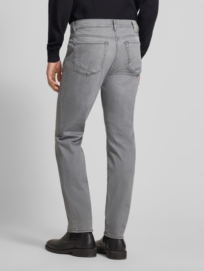 Männermodel trägt Straight Fit Jeans mit 5-Pocket-Design Modell 'Chuck' von Brax aus Baumwoll-Mix mit Stretch-Anteil, Grau, Gerader-Schnitt, Ganzkörperansicht Rückansicht. Bundweite 42 cm, Innenbeinlänge 80 cm bei Größe 32/32.