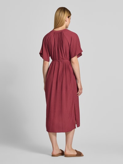 Frauenmodel trägt Relaxed Fit Freizeitkleid aus Viskose-Mix von s.Oliver RED LABEL in Dunkelrot mit strukturierter Oberfläche, Ganzkörperansicht Rückansicht. Damen Freizeitkleid von s.Oliver RED LABEL