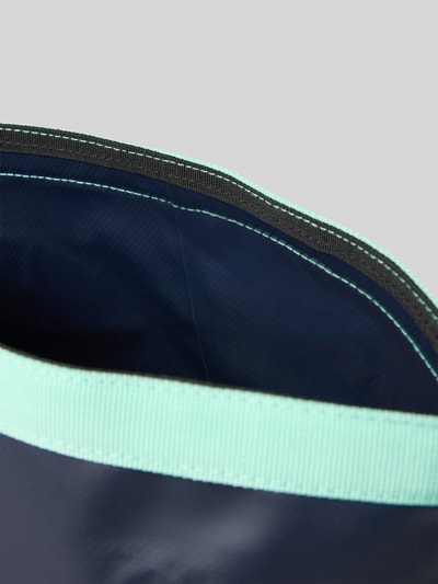 Produktfoto, Tasche mit Riemen und Label-Print von Quiksilver, dunkelblaues Material mit mintfarbenem Riemen, glatte Textur, Herren Tasche