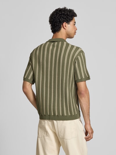 Männermodel trägt Regular Fit Strick-Poloshirt Modell 'POUL' von Redefined Rebel im Baumwoll-Mix mit Knopfleiste, Rückenansicht.