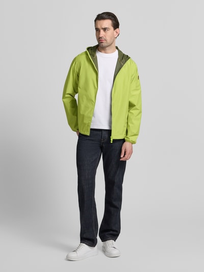 Männermodel trägt Jacke mit Zweiwegereißverschluss Modell 'Zayn' von SAVE THE DUCK, regular fit, met capuchon, zijzakken met rits, limegroen, voorkant, Ganzkörperansicht von vorne.