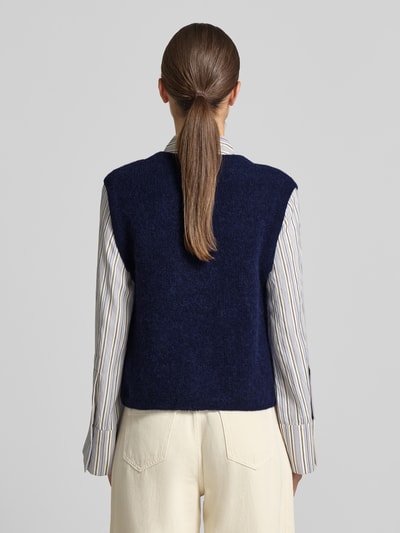 Frauenmodel trägt Regular Fit Cardigan aus elastischem Alpaka-Mix mit Knopfleiste von MOS MOSH in Dunkelblau, ärmellos, Rückenlänge 46 cm, Ganzkörperansicht Rückansicht.