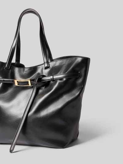 Produktfoto, Tote Bag met haakjessluiting van Anine Bing, hoofvak, smalle schouderband, glanzende look, sierriempje met doornsluiting, Karabijnhaak binnenin, breedte maat 1: 52 cm, lengte: 36 cm, diepte: 17 cm