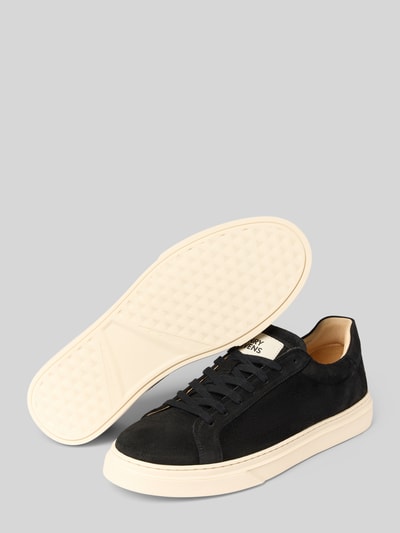 Produktfoto, Sneaker aus echtem Leder Modell 'Travis' von Henry Stevens in Schwarz mit cremeweißer Sohle und Logo-Patch, abgerundete Passform, strukturierte Textur, Herren Sneaker, Absatzhöhe 3 cm, Schafthöhe 8 cm, Schaftweite 10 cm