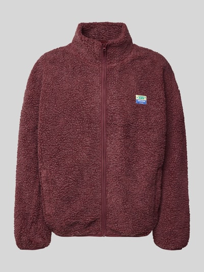 Produktfoto, Fleecejacke mit Stehkragen Modell 'HOKTOWN' von American Vintage in Weinrot, Reißverschluss, Label-Detail, Relaxed-Fit, weiche Textur, Rückenlänge 70 cm, Schulterbreite 65 cm, Brustweite 65 cm, Ärmellänge 56 cm