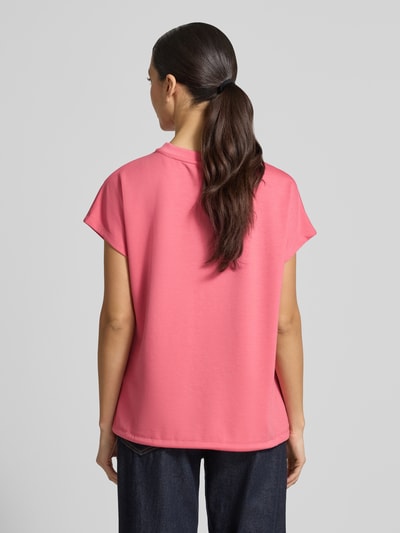 Frauenmodel trägt T-Shirt mit Rundhalsausschnitt von Soyaconcept in Pink, Material-Mix mit Modal, Regular Fit, Kappärmel, Tunnelzug, Ganzkörperansicht Rückansicht.