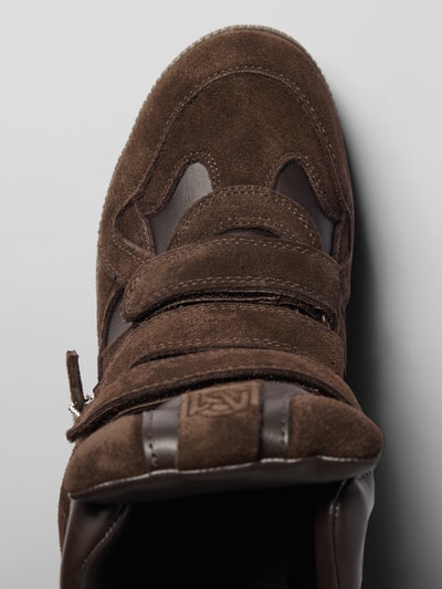 Produktfoto, Sneaker aus Leder-Mix Modell 'Mavis' von Steve Madden, brauner Farbton, Klettverschluss, strukturierte Oberfläche, Damen Sneaker, Keilabsatz, abgerundete Passform, Kontext: Absatzhöhe 2 cm, Schafthöhe 17 cm, Schaftweite 8 cm